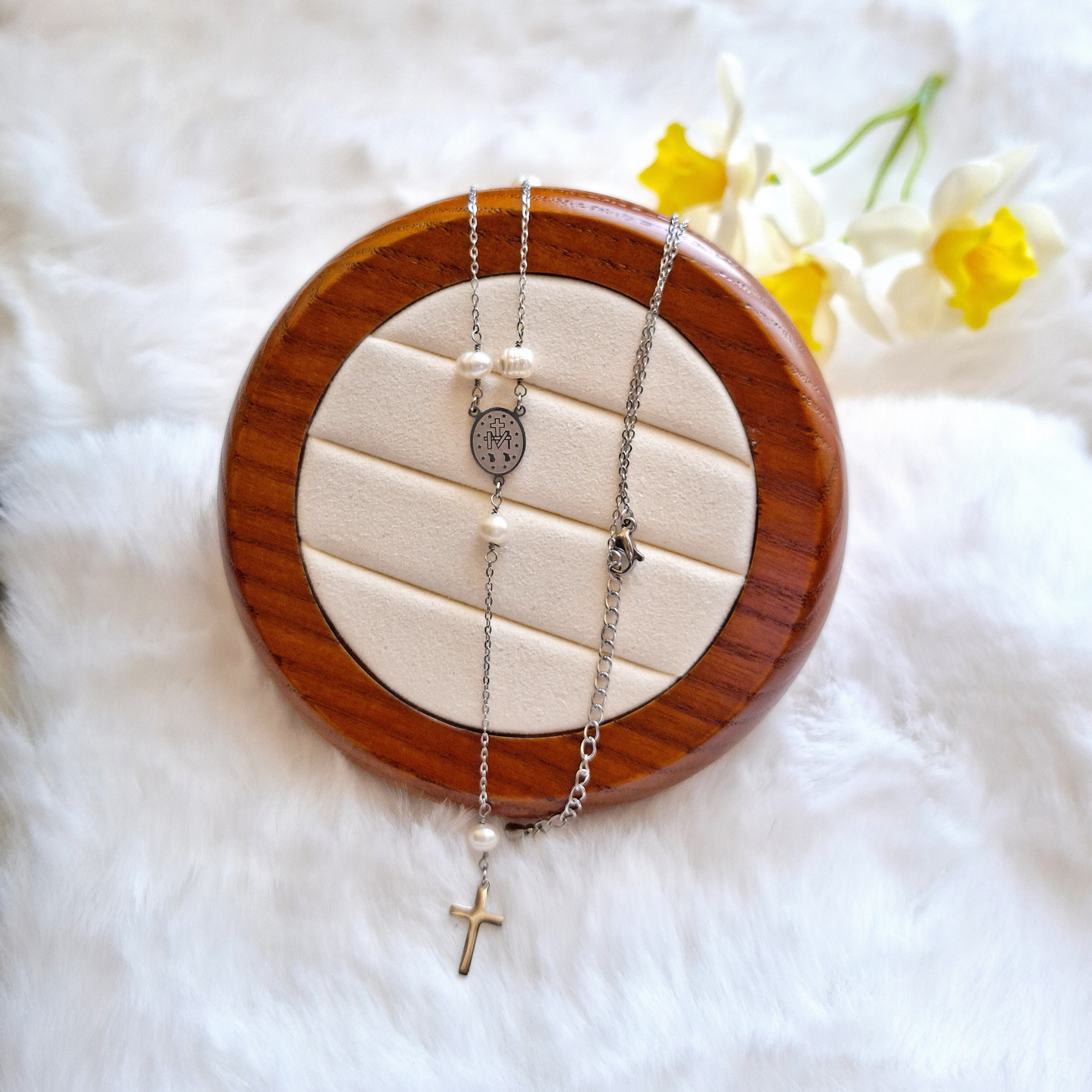 Minimalist Costume Jewelry Stainless Steel Necklace with Freshwater Pearl– The Perfect Layer for Fall & Winter