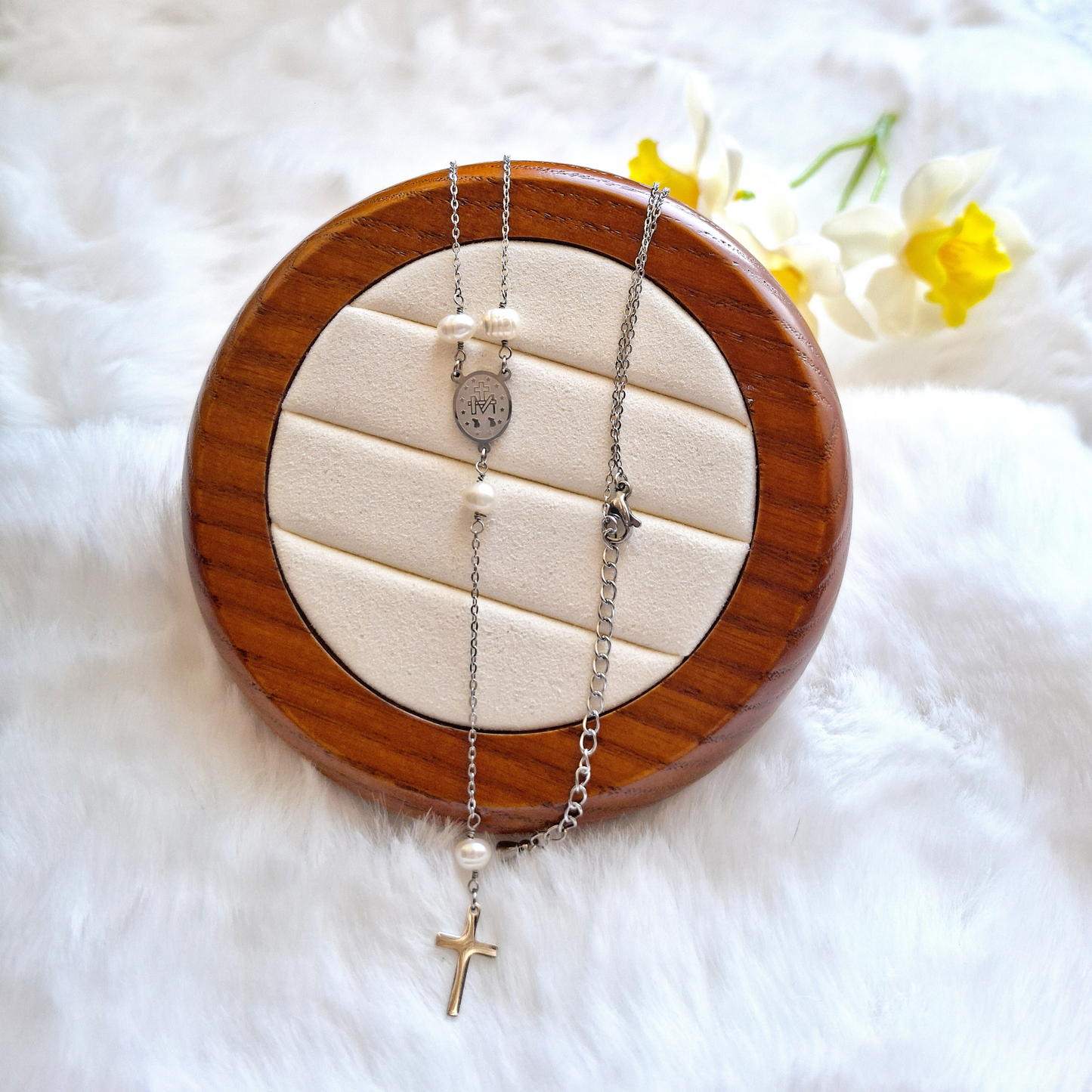 Minimalist Costume Jewelry Stainless Steel Necklace with Freshwater Pearl– The Perfect Layer for Fall & Winter