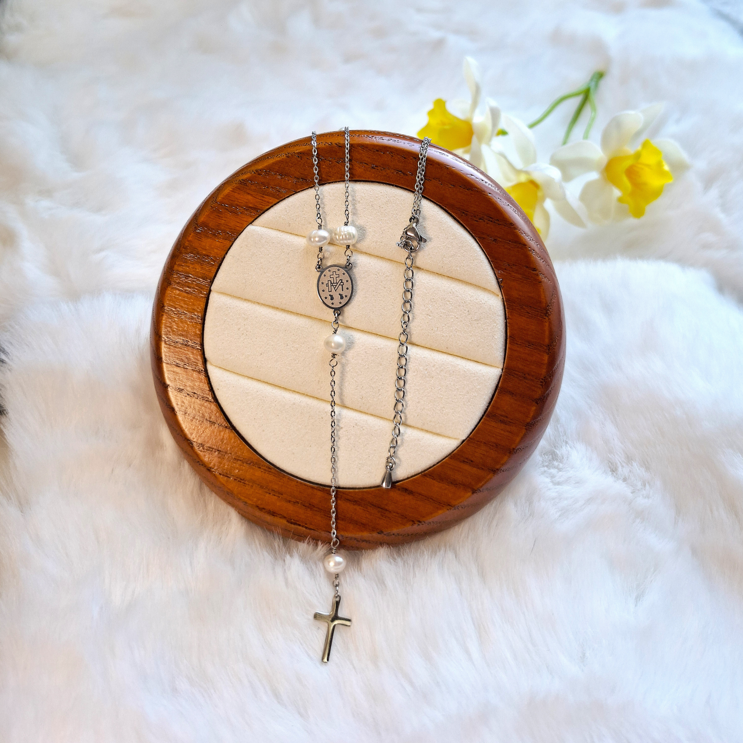 Minimalist Costume Jewelry Stainless Steel Necklace with Freshwater Pearl– The Perfect Layer for Fall & Winter